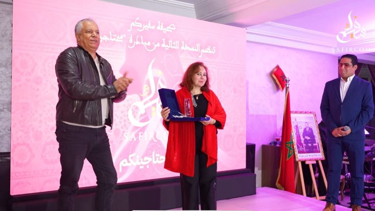 زوجة الراحل الشوبي تتسلم جائزة زوجها وتظفر بعمرة في حفل “محتاجينكم”